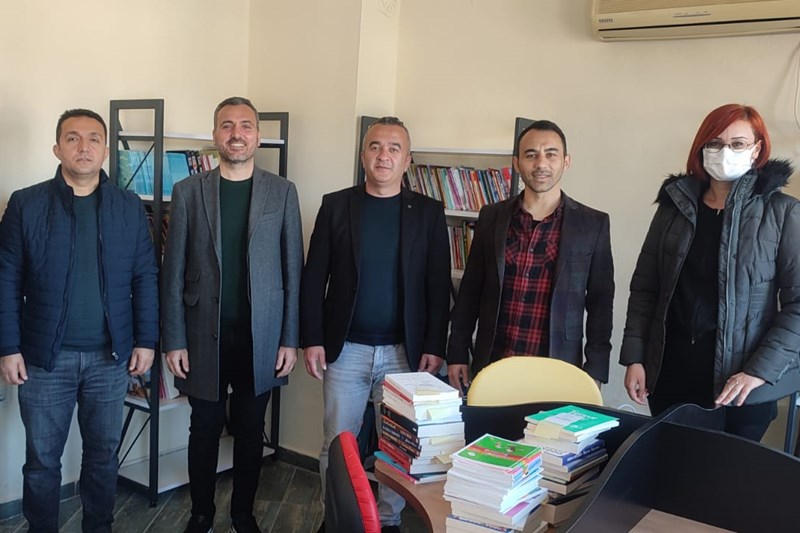 Türkler Aynur Hasan Sipahioğlu Ortaokuluna Kitap Bağışı Türkler Aynur Hasan Sipahioğlu Ortaokuluna Kitap Bağışı